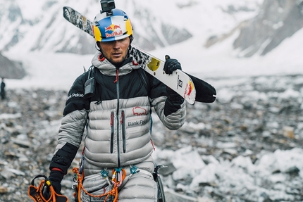 K2 Andrzej Bargiel, prima discesa con gli sci - Andrzej Bargiel verso campo base dopo la storica prima discesa del K2 domenica 22 luglio 2018
