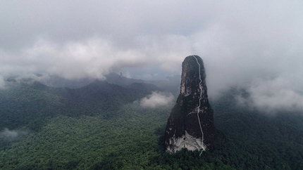 Pico Cão Grande, Sao Tomé, Iker Pou, Eneko Pou, Manu Ponce, Jordi Canyi - The route line of Leve Leve (8b+, 450 m) up Pico Cão Grande, Sao Tomé, established in July 2018 by Iker Pou, Eneko Pou, Manu Ponce, Jordi Canyi