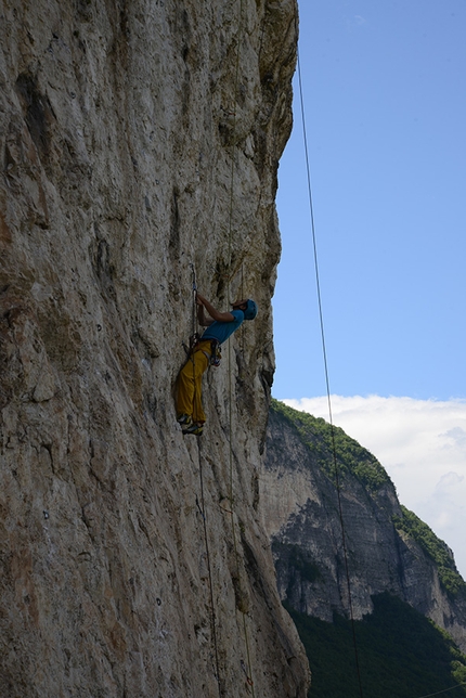 La Vela, arrampicata a Trento - La Vela di Trento: Alberto Melati in azione sulla via Aste