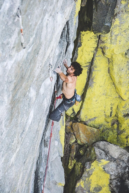 Barbara Zangerl Jacopo Larcher Canada - Jacopo Larcher climbing Spirit of the west, The Chief, Squamish, Canada