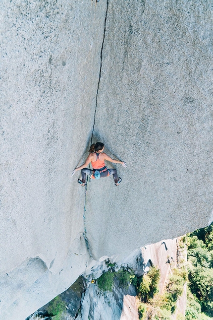 Barbara Zangerl Jacopo Larcher Canada - Barbara Zangerl climbing Shadow, The Chief, Squamish, Canada