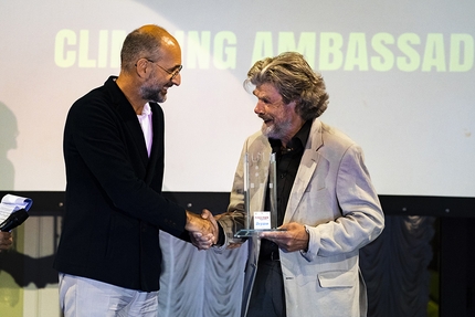Arco Rock Legends 2018 - Arco Rock Legends 2018: Reinhold Messner riceve il premio Dryan Climbing Ambassador da Adriano Vivaldi