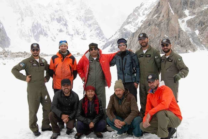 Latok I, Alexander Gukov, Sergey Glazunov - I piloti ed il gruppo del Quinto Gruppo Aviazione in Quota del Pakistan che ha salvato l'alpinista russo Alexander Gukov da circa 6200 metri sul Latok 1