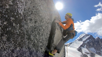 Florian Riegler, Martin Riegler, The Flying Penguin, Bugaboos, Canada - Florian Riegler all'inizo del tiro chiave di The Flying Penguin, Bugaboos, Canada