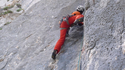 Camaleontica - P.ta Cusidore - Sardegna - Rolando Larcher (2° giorno) sul 4° tiro di Camaleontica