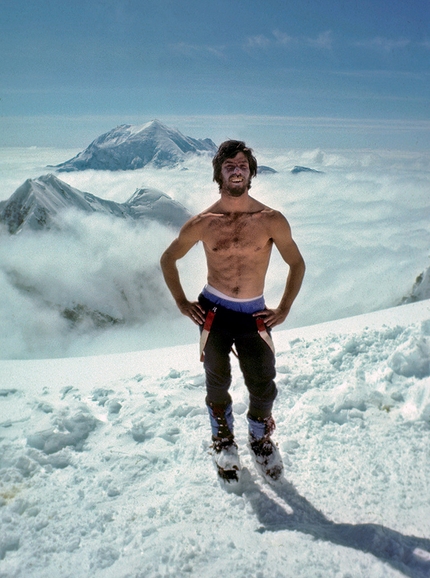 Simon McCartney, Denali, Mount Huntington - Bob Kandiko si gode una delle poche schiarite durante la discesa per la via Cassin sul Denali