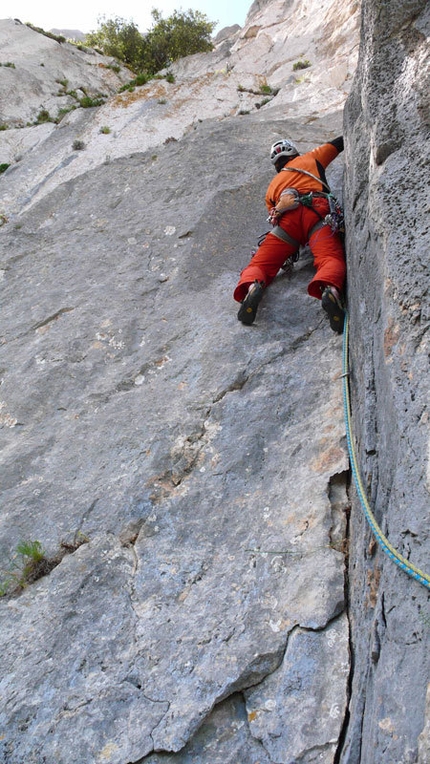 Camaleontica - P.ta Cusidore - Sardegna - Rolando Larcher (2° giorno) sul 4° tiro di Camaleontica