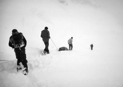 Simon McCartney, Denali, Mount Huntington - Simon McCartney recuperato e trasportato in slitta