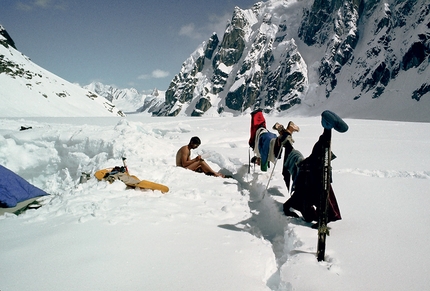 Simon McCartney, Denali, Mount Huntington - Simon McCartney sul Ruth Glacier, in attesa che si asciughino i vestiti