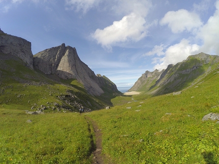 Breiflogtinden, Lofoten, Norway, Dmitrii Panov, Andrey Panov, Anar Demirov - The East Face of Breiflogtinden, Lofoten Islands, Norway