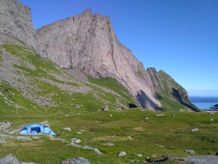 Breiflogtinden, Lofoten, Norvegia, Dmitrii Panov, Andrey Panov, Anar Demirov - Arctic Odyssey, Breiflogtinden parete est: campo base