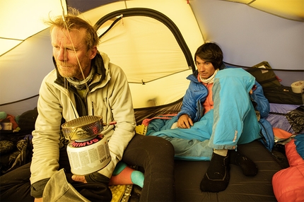 David Lama e Conrad Anker camminano sul filo del Lunag Ri