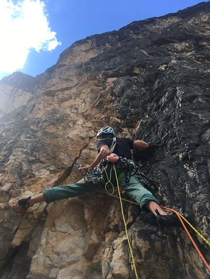 Dolomiti di Brenta, Castello di Vallesinella, Giorgio Pirovano, Nicola Castagna - Agrodolce, Castello di Vallesinella, Dolomiti di Brenta: Nicola Castagna durante l'apertura, all'inizio del terzo tiro