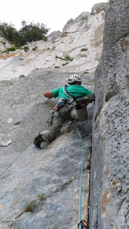 Camaleontica - P.ta Cusidore - Sardegna - Maurizio Oviglia sul 4° tiro di Camaleontica