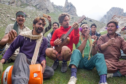 Tagas Valley, Karakorum, Nicolas Favresse, Mathieu Maynadier, Carlos Molina, Jean-Louis Wertz - Nicolas Favresse exporting his music to the Tagas Valley, Karakorum: 