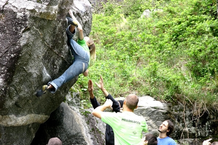 Melloblocco 2007 - Chissà quei massi, attorno e sopra al Sasso Remenno, cosa avranno pensato di quei mille boulderisti che li hanno accarezzati. Chissà quali pensieri porteranno con sé le brezze che da sempre accarezzano il liscio granito della Valle di Mello...