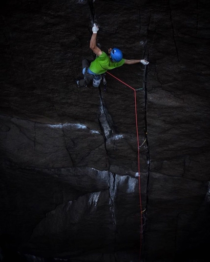 Daniel Jung, Recovery drink, Jøssingfjord, Norvegia - Daniel Jung durante l'ambita prima ripetizione di Recovery drink a Jøssingfjord in Norvegia. Liberata nel 2013 da Nicolas Favresse, è riconosciuta come una delle fessure trad più difficili al mondo