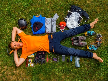 Dani Arnold, Grandes Jorasses - Il 34enne alpinista svizzero Dani Arnold e l'attrezzatura utilizzata per la salita della la via Cassin alle Grandes Jorasses il 27/07/2018 in 2:04