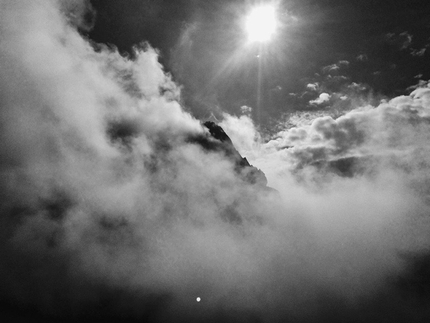 Spigolo Vinci, Cengalo, Michele Comi - Spigolo Vinci al Cengalo: il profilo dello spigolo tra le nubi
