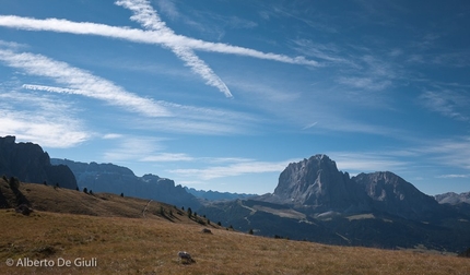 Grande Fermeda Via Normale, Odle, Dolomiti, Alberto De Giuli - Via Normale Grande Fermeda, Odle: il Sassolungo dall’Alpe di Cisles.