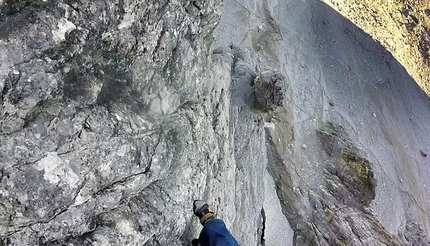 Marco Milanese Tre Cime di Lavaredo BASE jump - Marco Milanese in arrampicata free solo sulle Tre Cime di Lavaredo prima del BASE jump