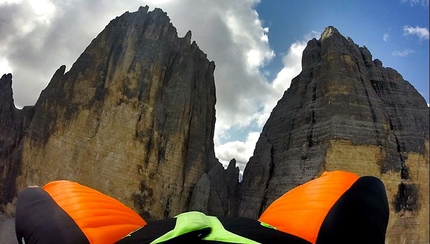 Marco Milanese Tre Cime di Lavaredo BASE jump - Marco Milanese con la tuta alare dalla Cima Grande, Tre Cime di Lavaredo