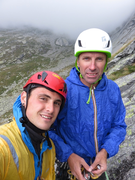 Escudo del Qualido, L'ultimo buco, Val di Mello, Simone Manzi, Andrea Mariani - Simone Manzi e Andrea Mariani durante la prima salita di L'ultimo buco, Escudo del Qualido Val di Mello (08/2015)