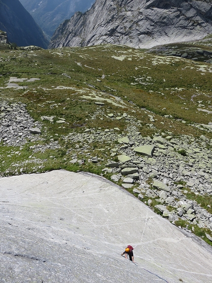 Escudo del Qualido, L'ultimo buco, Val di Mello, Simone Manzi, Andrea Mariani - Durante una ripetizione della via L'ultimo buco, Escudo del Qualido Val di Mello