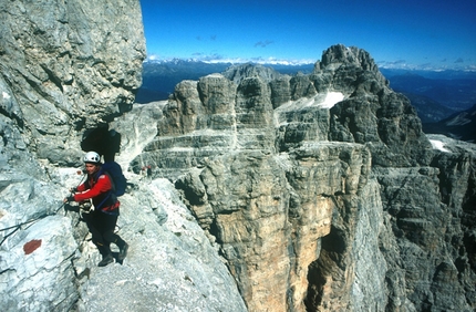 Via ferrata delle Bocchette Alte, riapre la famosa ferrata delle Dolomiti di Brenta