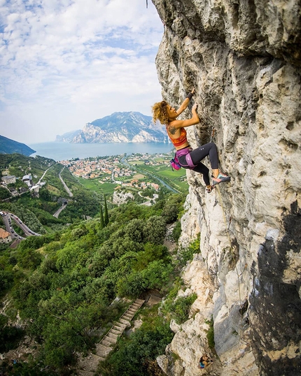 Arco Belvedere - Sara Grippo in arrampicata al Belvedere di Arco, sullo sfondo il Lago di Garda