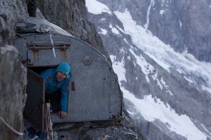 Cresta Integrale di Peutérey, Monte Bianco, Jorg Verhoeven, Martin Schidlowski - Cresta Integrale di Peutérey, Monte Bianco: Martin Schidlowski al bivacco Craveri.