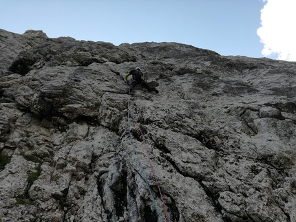 Mente Demente, Spiz della Lastia, Agner, Dolomiti, Diego Toigo, Francesco Fent, Alberto Maschio - Sul primo tiro di Mente Demente, Spiz della Lastia in Dolomiti (Francesco Fent, Alberto Maschio, Diego Toigo)