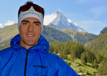 Andreas Steindl, Cervino - Andreas Steindl, alle sue spalle il Cervino. Il 27 agosto la 29enne guida alpina ha salito e disceso a velocità incredibile la montagna lungo la cresta dell’Hornli, impiegando 3 ore, 59 minuti e 52 secondi con partenza e ritorno a Zermatt.