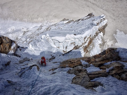 Latok I, Karakorum, Pakistan, Aleš Česen, Luka Stražar, Tom Livingstone - Latok I: Tom Livingstone sulla cresta nord, salendo da secondo per raggiungere Aleš Česen e Luka Stražar