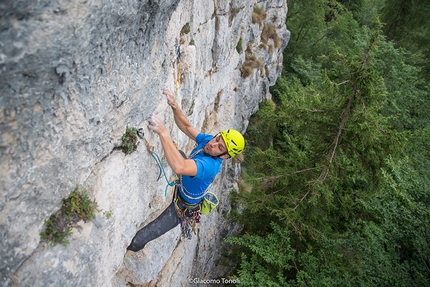 Alpinisti dal Futuro, Altar Knotto, Altopiano di Asiago, Andrea Simonini, Leonardo Meggiolaro - Andrea Simonini sul primo tiro di Alpinisti dal Futuro, Altar Knotto, Altopiano di Asiago