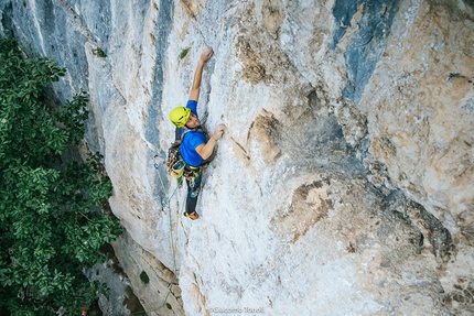 Alpinisti dal Futuro, Altar Knotto, Altopiano di Asiago, Andrea Simonini, Leonardo Meggiolaro - Andrea Simonini sul primo tiro di Alpinisti dal Futuro, Altar Knotto, Altopiano di Asiago