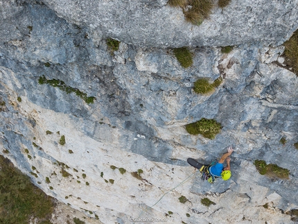 Alpinisti dal Futuro, Altar Knotto, Altopiano di Asiago, Andrea Simonini, Leonardo Meggiolaro - Andrea Simonini su L8 di Alpinisti dal Futuro, Altar Knotto, Altopiano di Asiago