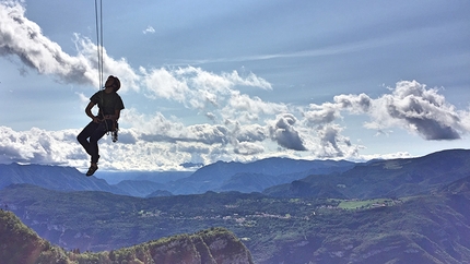 Alpinisti dal Futuro, Altar Knotto, Altopiano di Asiago, Andrea Simonini, Leonardo Meggiolaro - Leonardo Meggiolaro si fa calare da Alpinisti dal Futuro, Altar Knotto, Altopiano di Asiago