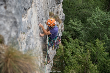 Alpinisti dal Futuro, Altar Knotto, Altopiano di Asiago, Andrea Simonini, Leonardo Meggiolaro - Leonardo Meggiolaro sul secondo tiro di Alpinisti dal Futuro, Altar Knotto, Altopiano di Asiago