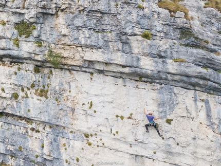 Alpinisti dal Futuro, Altar Knotto, Altopiano di Asiago, Andrea Simonini, Leonardo Meggiolaro - Leonardo Meggiolaro sull'ottavo tiro di Alpinisti dal Futuro, Altar Knotto, Altopiano di Asiago