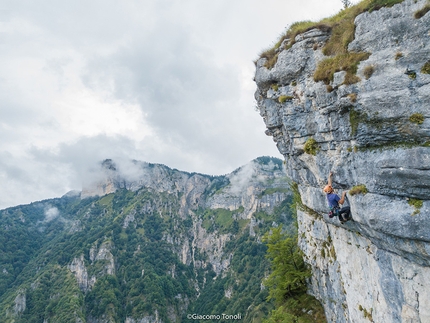 Alpinisti dal Futuro, Altar Knotto, Altopiano di Asiago, Andrea Simonini, Leonardo Meggiolaro - Leonardo Meggiolaro sull'ottavo tiro di Alpinisti dal Futuro, Altar Knotto, Altopiano di Asiago