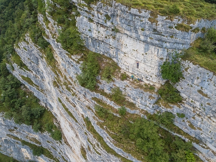 Alpinisti dal Futuro, Altar Knotto, Altopiano di Asiago, Andrea Simonini, Leonardo Meggiolaro - Leonardo Meggiolaro sull'ottavo tiro di Alpinisti dal Futuro, Altar Knotto, Altopiano di Asiago