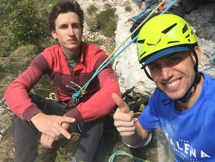 Alpinisti dal Futuro, Altar Knotto, Altopiano di Asiago, Andrea Simonini, Leonardo Meggiolaro - Leonardo Meggiolaro e Andrea Simonini dopo la prima libera di Alpinisti dal Futuro, Altar Knotto, Altopiano di Asiago