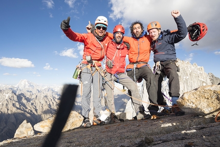 Thagas Valley, Karakorum, Nicolas Favresse, Mathieu Maynadier, Carlitos Molina, Jean-Louis Wertz - Mathieu Maynadier, Nicolas Favresse, Carlitos Molina e Jean-Louis Wertz in cima al Pathan peak, Thagas Valley, Karakorum