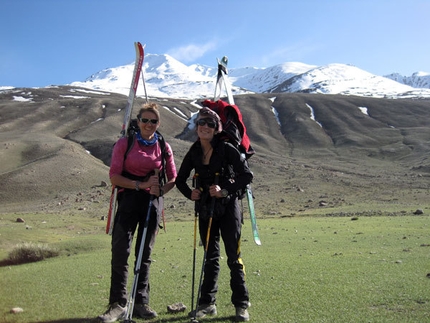 Afghanistan 2010 - Wakhan - Suzy Medge e Anna Torretta con alle spalle il SuzAnna Peak 4.800m appena sceso, Sarhad-e-Broghil, Wakhan, Afghanistan