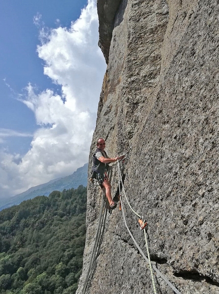 Val Grande, Vallone di Sea - Val Grande in Verticale: Richard Nadin impegnato su un traverso al Bec de Mea