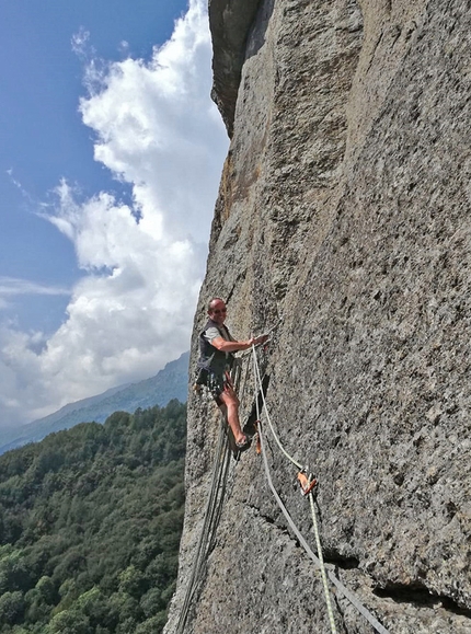 Val Grande, Vallone di Sea - Val Grande in Verticale: Richard Nadin impegnato su un traverso al Bec de Mea