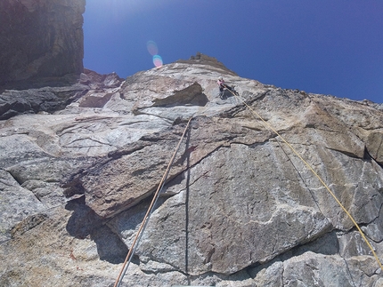 Federica Mingolla, Mont Blanc, Aiguille Croux, Gabriele Carrara - Federica Mingolla establishing L'isola che non c’è up Aiguille Croux (Mont Blanc massif). Photo by Gabriele Carrara