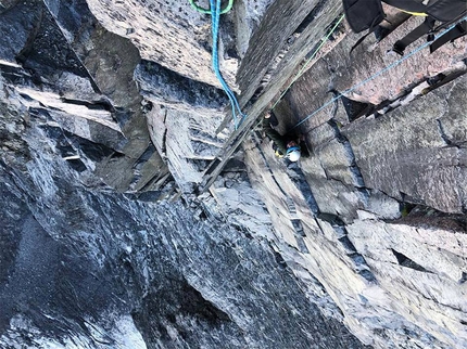 Devils Paw Alaska, Brette Harrington, Gabe Hayden - Brette Harrington e Gabe Hayden durante la prima salita di Shaa Téix'i (1300m, 5.11a), parete ovest del Devil's Paw, Alaska (09/2018)