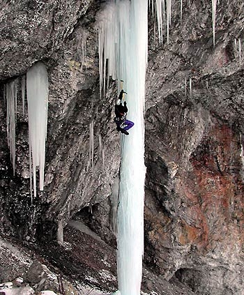 Val di Livigno cascate di ghiaccio - Val di Livigno: Candela del gipeto Alceste-Village: Mario Sertori in azione 